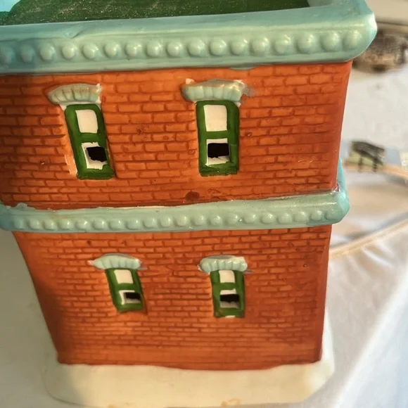 Vintage porcelain lighted house - Picture 5 of 13